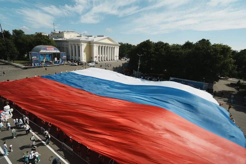 В День России на Театральной площади состоялась массовая зарядка, главным событием которой стало развёртывание самого большого триколора в истории региона В День России на Театральной площади состоялась массовая зарядка, главным событием которой стало развёртывание самого большого триколора в истории региона