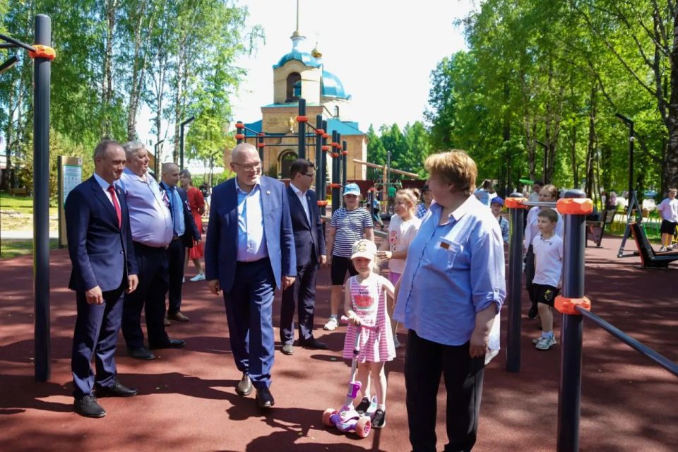 Александр Соколов: Сегодня работаем в Юрьянском районе вместе с депутатами от партии «Единая Россия» Борисом Геннадьевичем Весниным и Алексеем Юрьевичем Потапенко