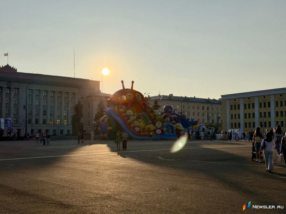 На главной площади Кирова в День России установили крупный детский батут прямо у здания областного правительства