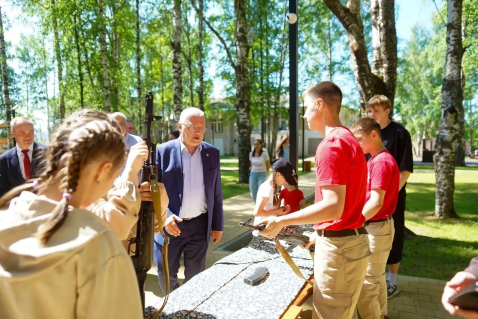 Александр Соколов: Сегодня работаем в Юрьянском районе вместе с депутатами от партии «Единая Россия» Борисом Геннадьевичем Весниным и Алексеем Юрьевичем Потапенко Александр Соколов: Сегодня работаем в Юрьянском районе вместе с депутатами от партии «Единая Россия» Борисом Геннадьевичем Весниным и Алексеем Юрьевичем Потапенко