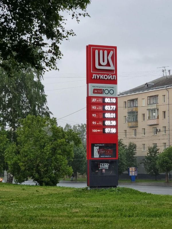 На заправках сети «Лукойл» запретили продажу бензина в любую тару, включая канистры