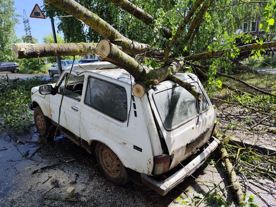 В Кирово-Чепецке устраняют последствия грозы В Кирово-Чепецке устраняют последствия грозы
