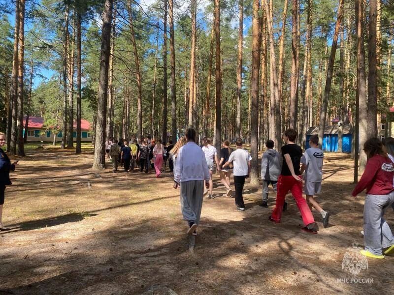 В Котельничском районе в детском лагере провели учебную эвакуацию В Котельничском районе в детском лагере провели учебную эвакуацию