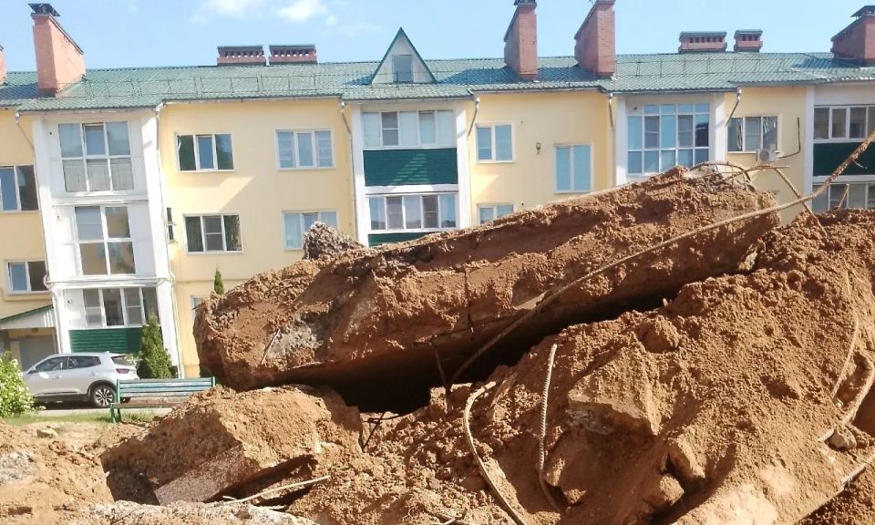 ДЕТСКУЮ ПЛОЩАДКУ В КОСТРОМЕ ИЗБАВИЛИ ОТ ЯМ И СТРОИТЕЛЬНОГО МУСОРА