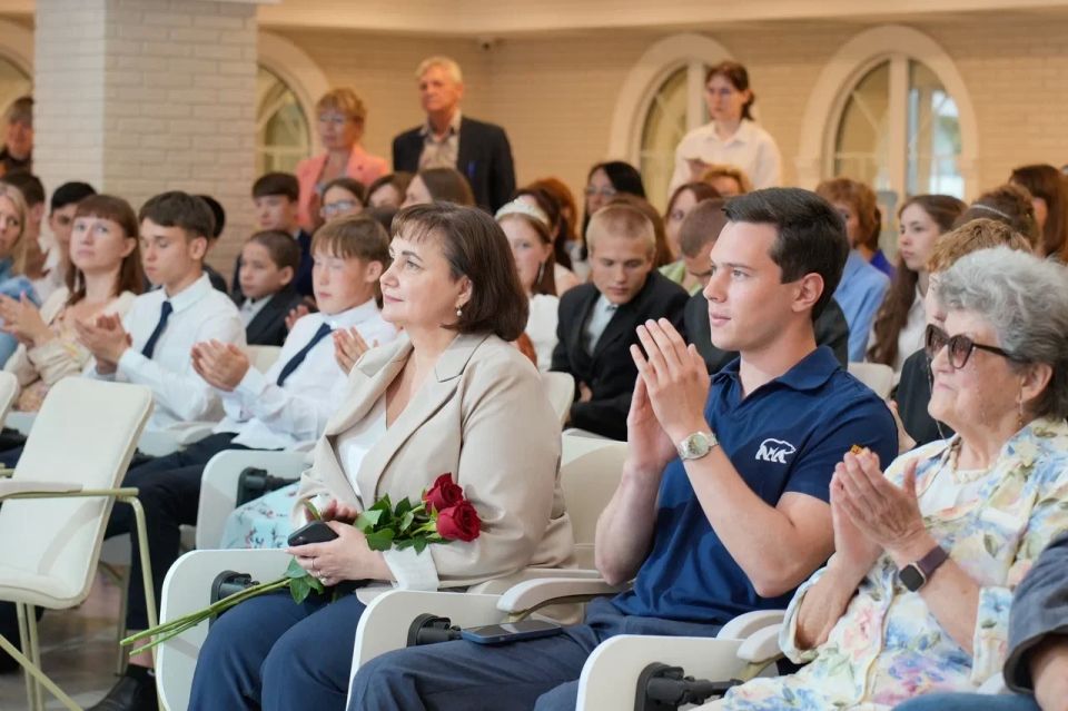Еремей Бушмелев и Светлана Шумайлова поздравили выпускников Центров помощи детям на Губернаторском балу Еремей Бушмелев и Светлана Шумайлова поздравили выпускников Центров помощи детям на Губернаторском балу