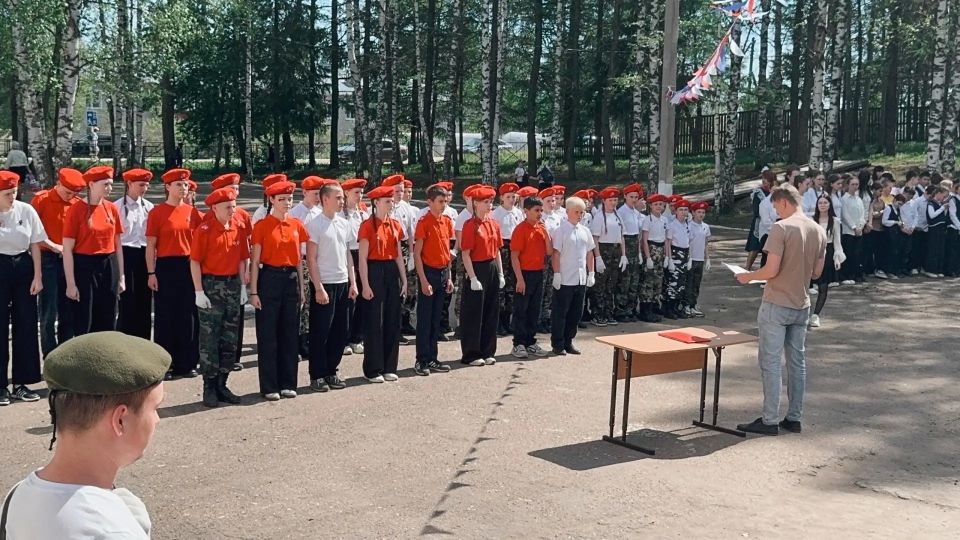 Продолжаем рассказывать о работе отрядов «Юнармии» в школах Кировской области Продолжаем рассказывать о работе отрядов «Юнармии» в школах Кировской области