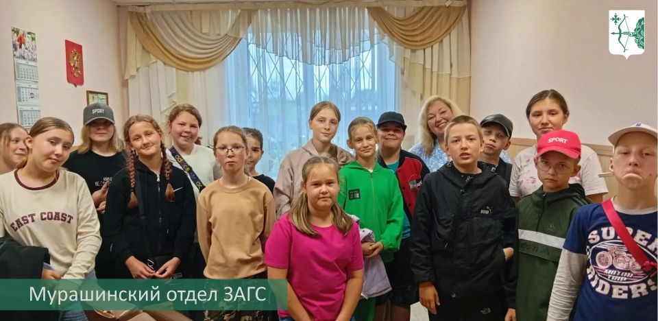 Сотрудники отделов ЗАГС Кировской области не только регистрируют акты гражданского состояния, они ещё и активно делятся знаниями с подрастающим поколением! Сотрудники отделов ЗАГС Кировской области не только регистрируют акты гражданского состояния, они ещё и активно делятся знаниями с подрастающим поколением!