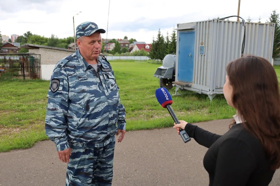 В Кирове в преддверии профессионального праздника полицейские-кинологи провели день открытых дверей для журналистов В Кирове в преддверии профессионального праздника полицейские-кинологи провели день открытых дверей для журналистов