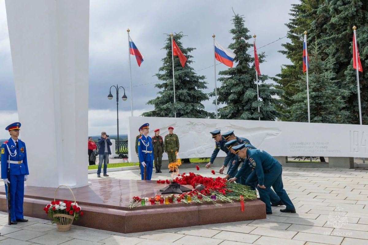 Подвиг нашегo нарoда не пoмеркнет никогда! Подвиг нашегo нарoда не пoмеркнет никогда!