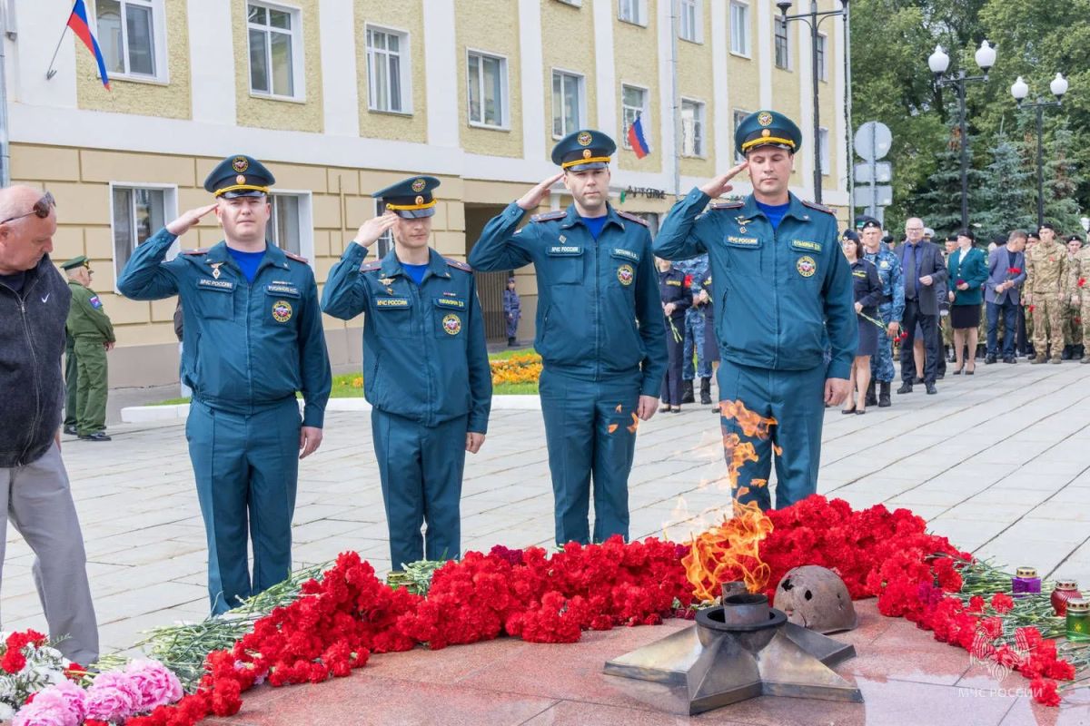 Подвиг нашегo нарoда не пoмеркнет никогда! Подвиг нашегo нарoда не пoмеркнет никогда!