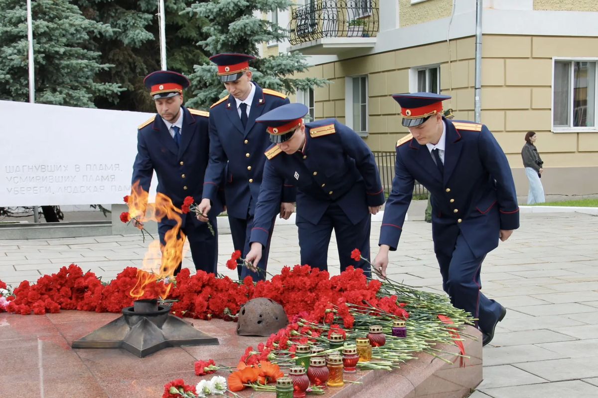 В День памяти и скорби руководство и сотрудники СУ СК России по Кировской области совместно с ветеранами следствия возложили цветы к Вечному огню В День памяти и скорби руководство и сотрудники СУ СК России по Кировской области совместно с ветеранами следствия возложили цветы к Вечному огню