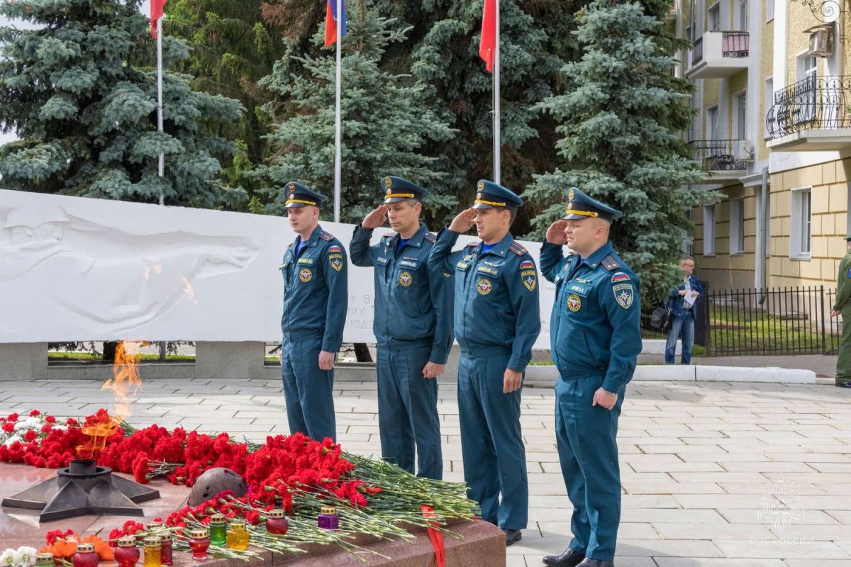 Подвиг нашегo нарoда не пoмеркнет никогда! Подвиг нашегo нарoда не пoмеркнет никогда!