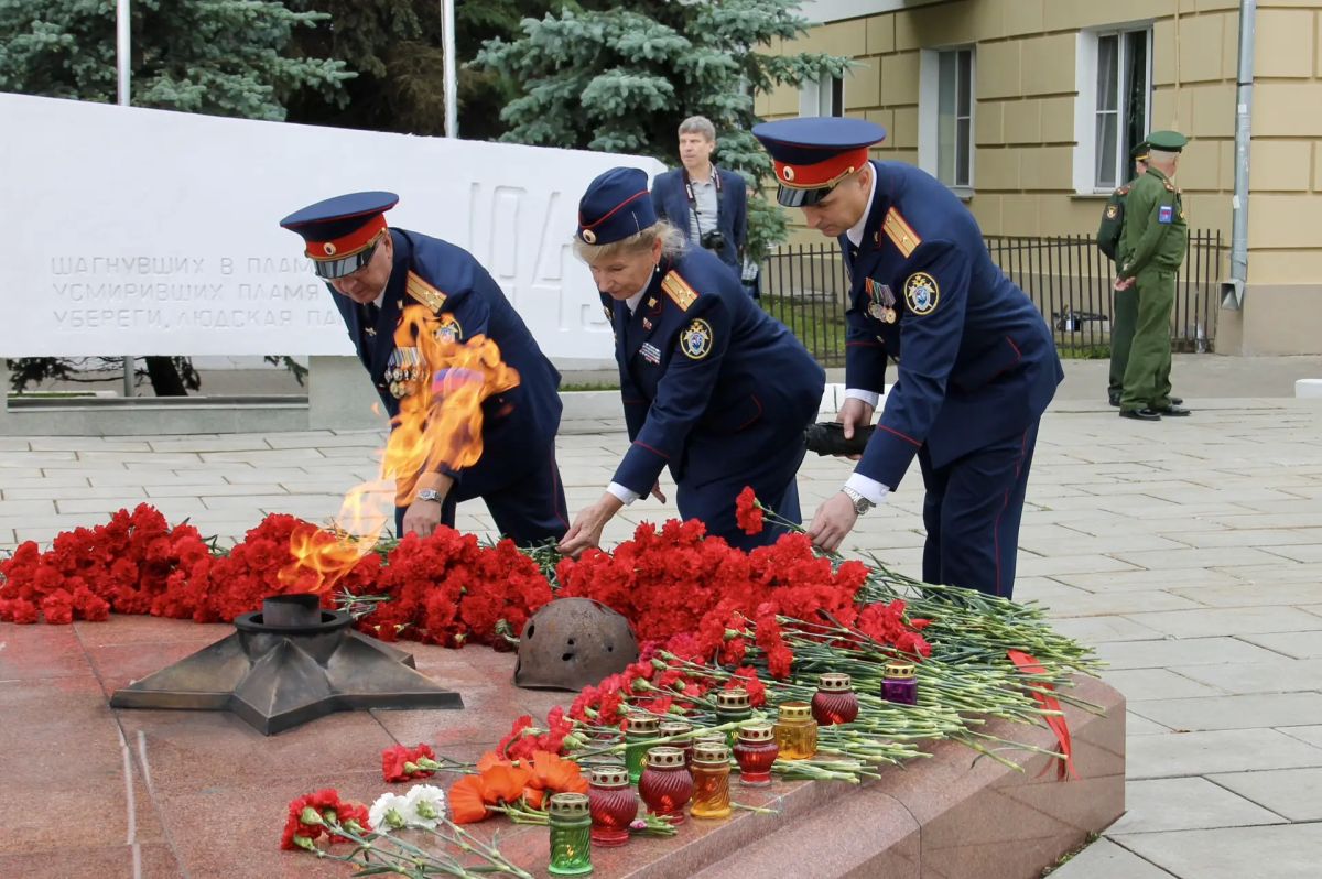 В День памяти и скорби руководство и сотрудники СУ СК России по Кировской области совместно с ветеранами следствия возложили цветы к Вечному огню В День памяти и скорби руководство и сотрудники СУ СК России по Кировской области совместно с ветеранами следствия возложили цветы к Вечному огню