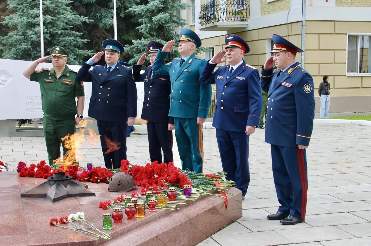 В День памяти и скорби руководство и сотрудники СУ СК России по Кировской области совместно с ветеранами следствия возложили цветы к Вечному огню В День памяти и скорби руководство и сотрудники СУ СК России по Кировской области совместно с ветеранами следствия возложили цветы к Вечному огню
