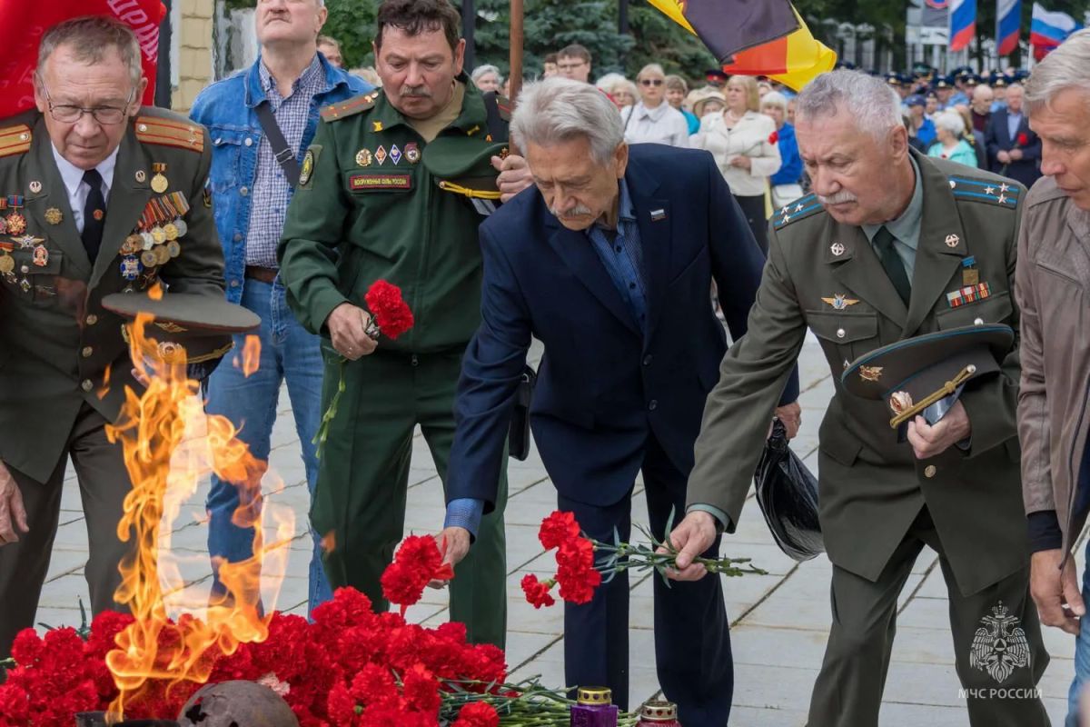 Подвиг нашегo нарoда не пoмеркнет никогда! Подвиг нашегo нарoда не пoмеркнет никогда!