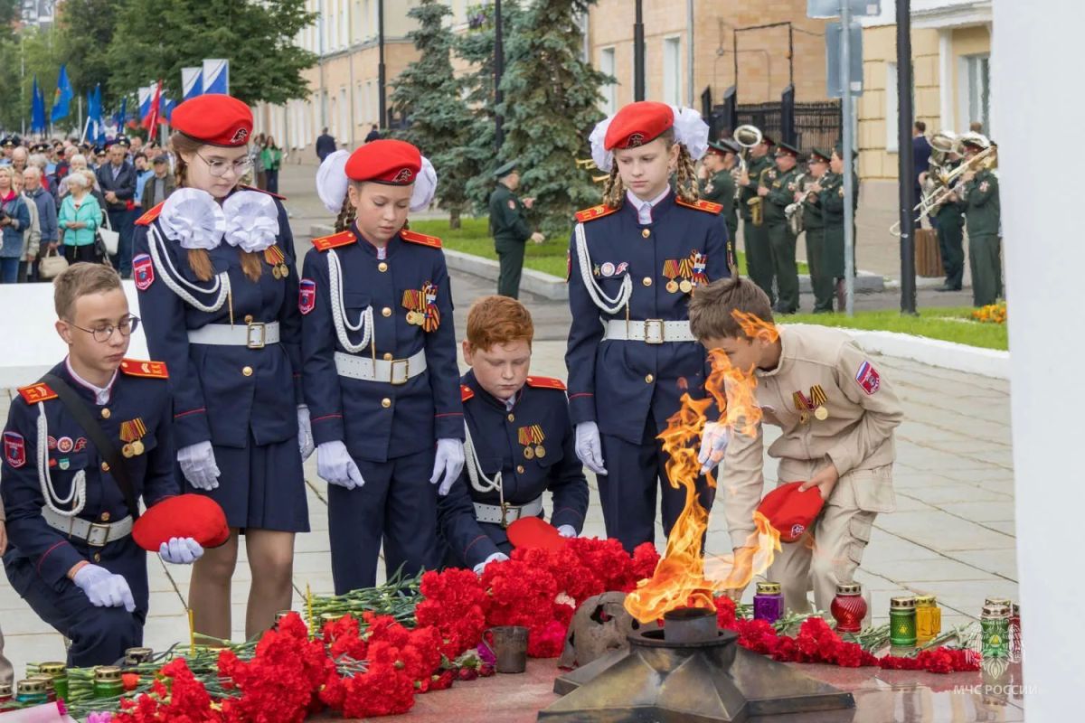 Подвиг нашегo нарoда не пoмеркнет никогда! Подвиг нашегo нарoда не пoмеркнет никогда!