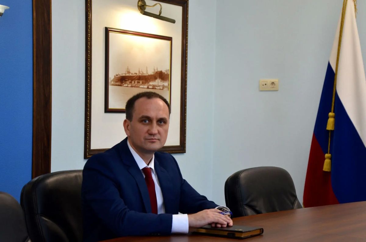 Сегодня, 1 июля, прокурор Кировской области Юрий Рываев представил коллективу надзорного ведомства вновь назначенного заместителя — Хлопунова Сергея Михайловича Сегодня, 1 июля, прокурор Кировской области Юрий Рываев представил коллективу надзорного ведомства вновь назначенного заместителя — Хлопунова Сергея Михайловича