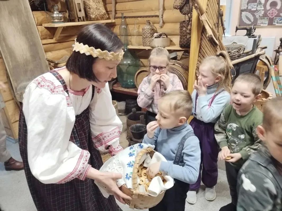 Дошкольники из города Белая Холуница изучают историю малой Родины Дошкольники из города Белая Холуница изучают историю малой Родины