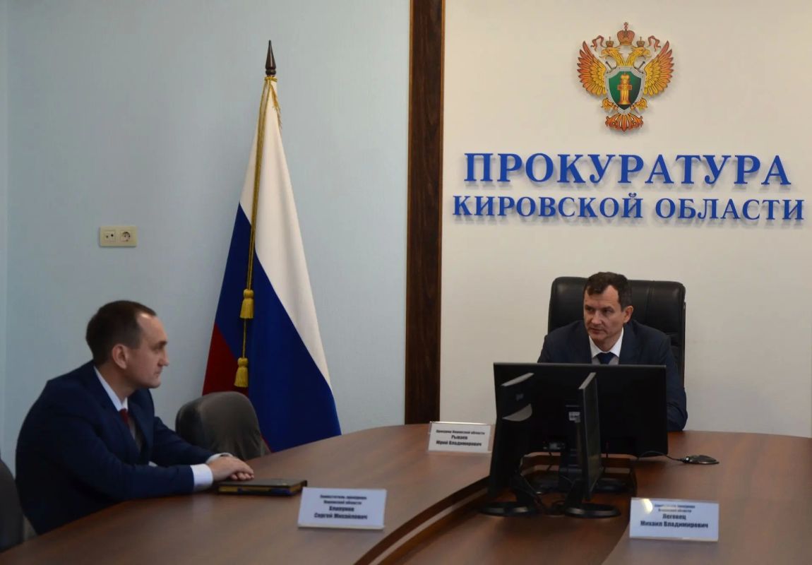Сегодня, 1 июля, прокурор Кировской области Юрий Рываев представил коллективу надзорного ведомства вновь назначенного заместителя — Хлопунова Сергея Михайловича