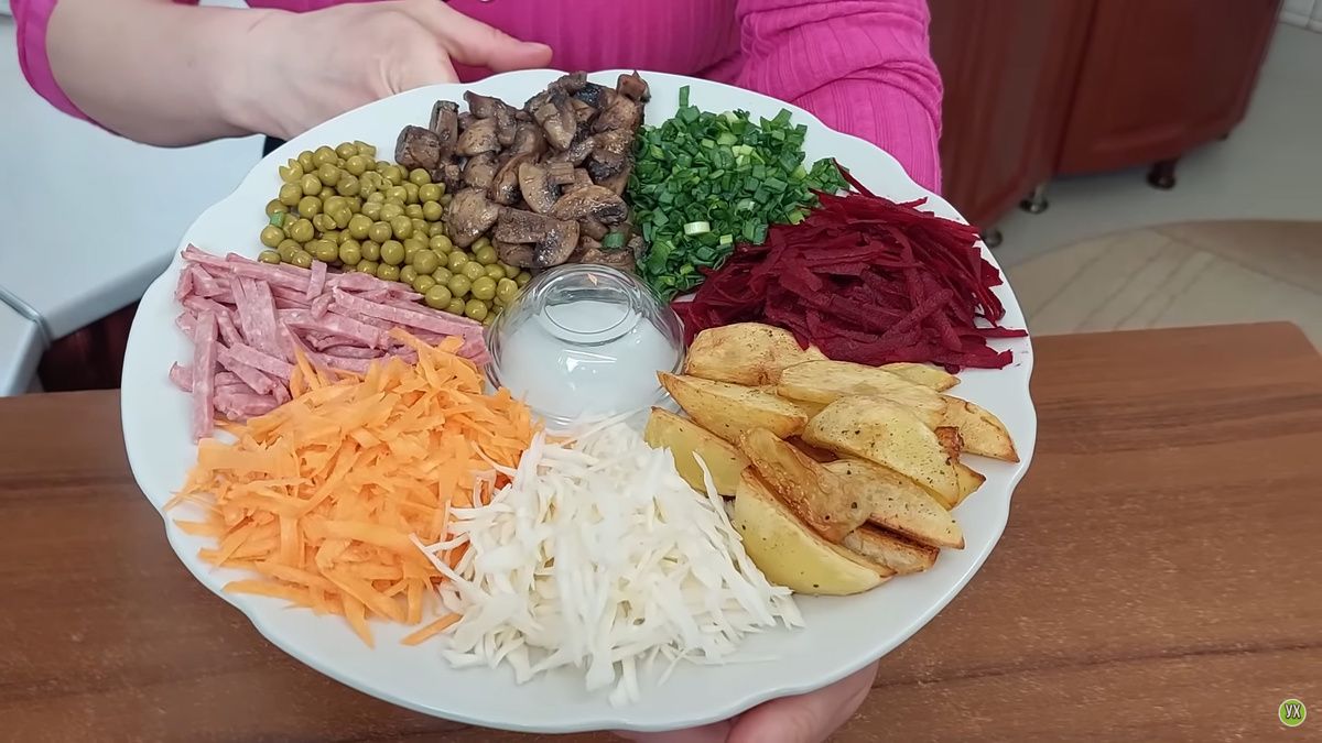 Как приготовить яркий и сытный салат «Козёл в огороде» с жареной картошкой и грибами