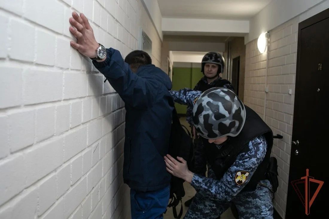 Пьяный кировчанин разбил стеклянную дверь гостиницы у бизнес-центра