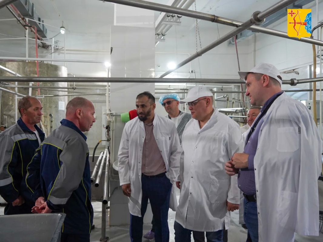 Губернатор Кировской области Александр Соколов ознакомился с работой сельскохозяйственного потребительского кооператива «Молочный» — Малмыжского маслозавода Губернатор Кировской области Александр Соколов ознакомился с работой сельскохозяйственного потребительского кооператива «Молочный» — Малмыжского маслозавода