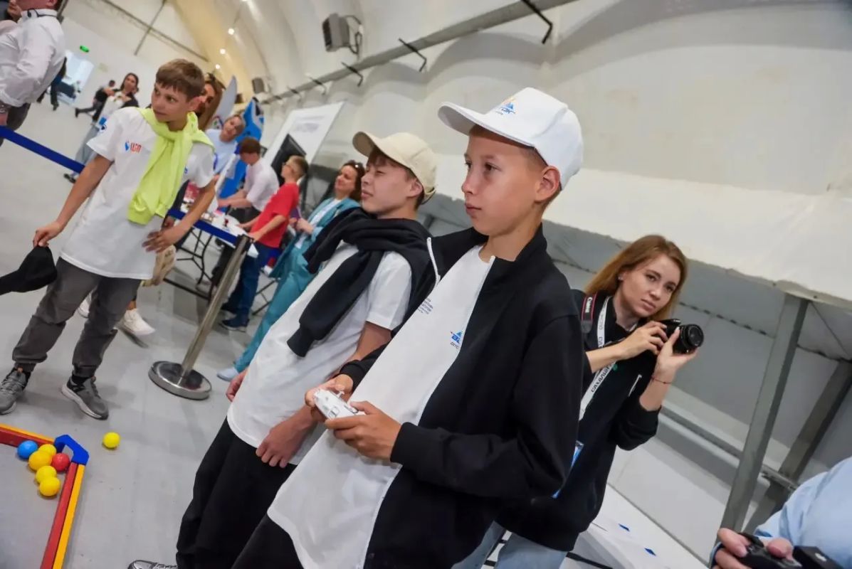 Глава Минпросвещения оценил аттестационную площадку для школьников по пилотированию БПЛА в рамках выставки «Крылья Сахалина», а также приветствовал участников фестиваля беспилотных летательных аппаратов «Взлетай», поделились... Глава Минпросвещения оценил аттестационную площадку для школьников по пилотированию БПЛА в рамках выставки «Крылья Сахалина», а также приветствовал участников фестиваля беспилотных летательных аппаратов «Взлетай», поделились...