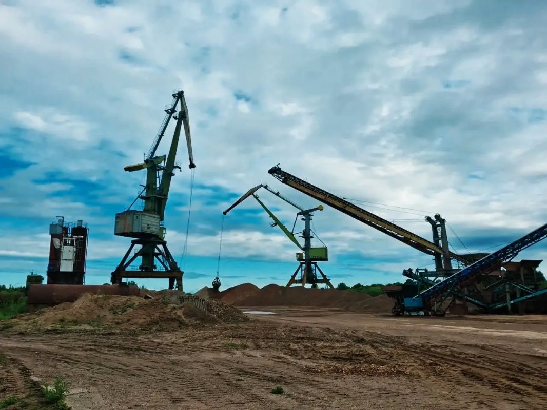 Дорогие речники, капитаны, штурманы, судоремонтники, диспетчеры и все, чья жизнь связана с рекой! Дорогие речники, капитаны, штурманы, судоремонтники, диспетчеры и все, чья жизнь связана с рекой!