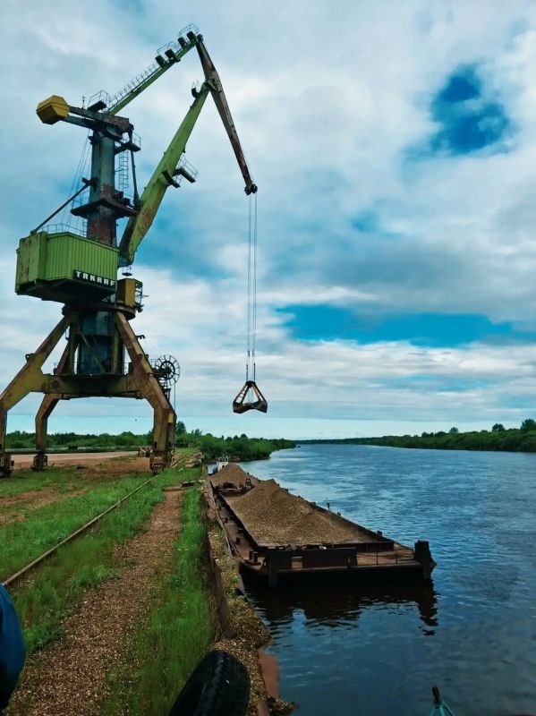 Дорогие речники, капитаны, штурманы, судоремонтники, диспетчеры и все, чья жизнь связана с рекой! Дорогие речники, капитаны, штурманы, судоремонтники, диспетчеры и все, чья жизнь связана с рекой!