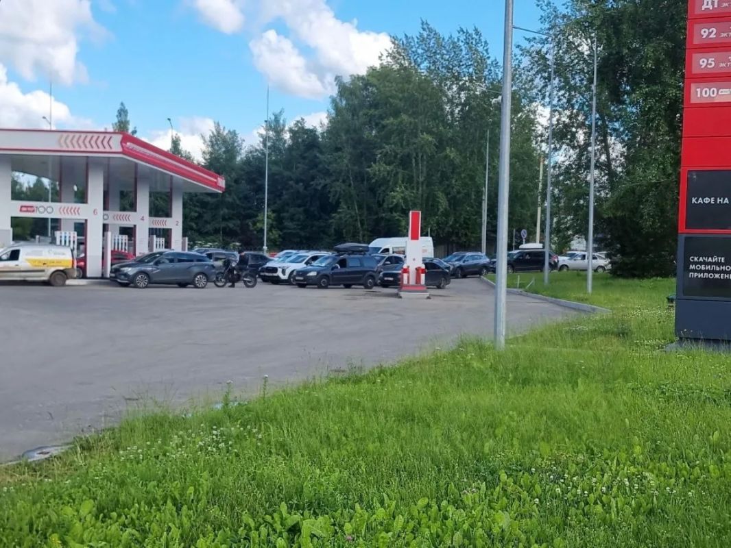В Кирове закрыты почти все АЗС «Лукойла», на других заправках — очереди
