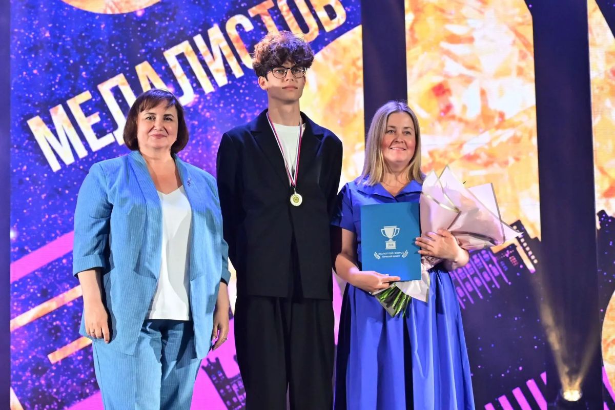 990 выпускников вошли в «золотой фонд» Кировской области 990 выпускников вошли в «золотой фонд» Кировской области
