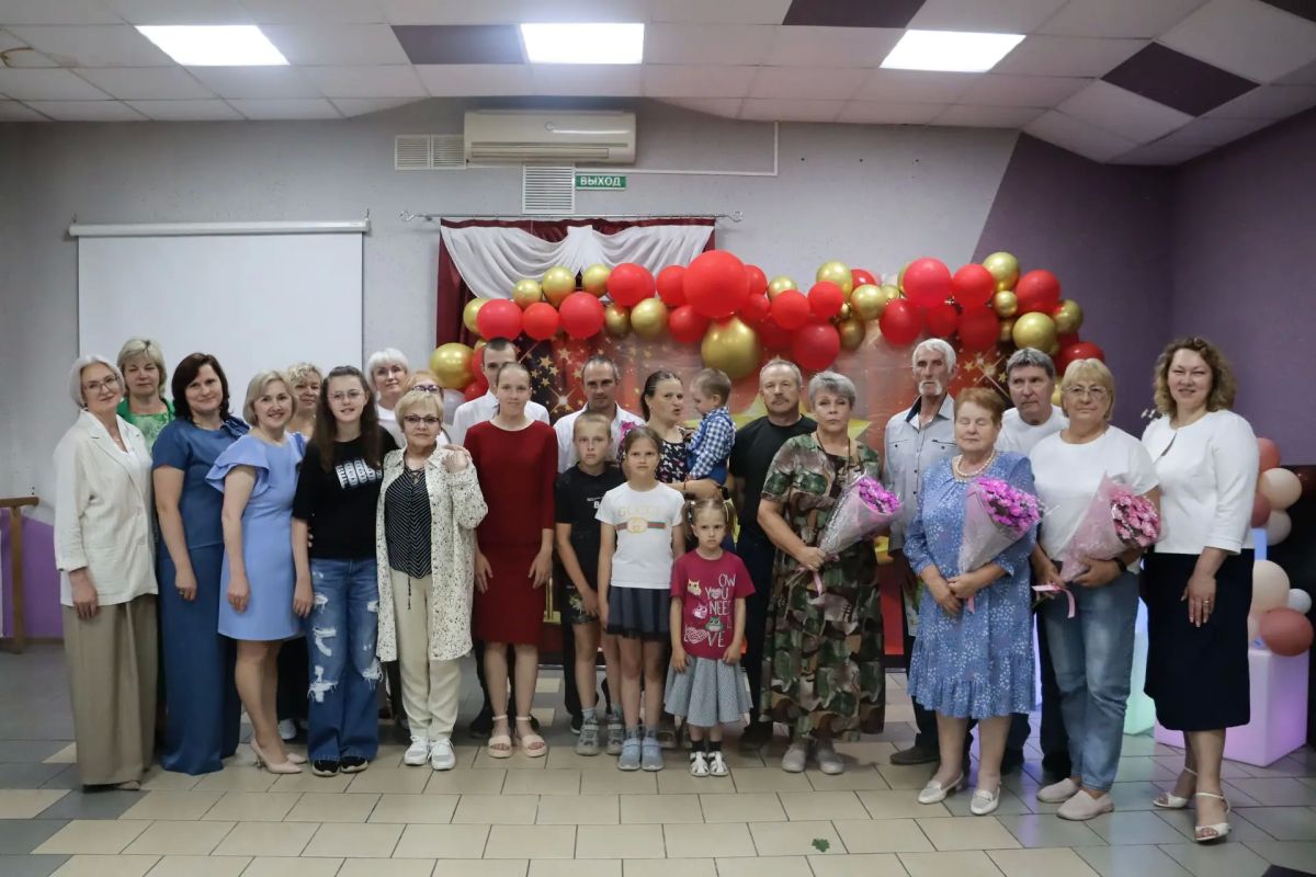 В Свечинском районе наградили семью Барановых В Свечинском районе наградили семью Барановых