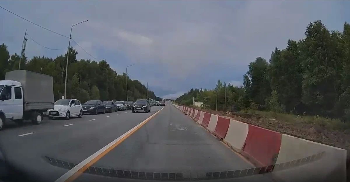 В Кирове сохраняются очереди на автозаправочных станциях, частично перекрывающие проезжую часть