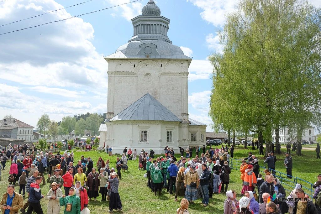 На въезде в село Великорецкое установили поклонный крест