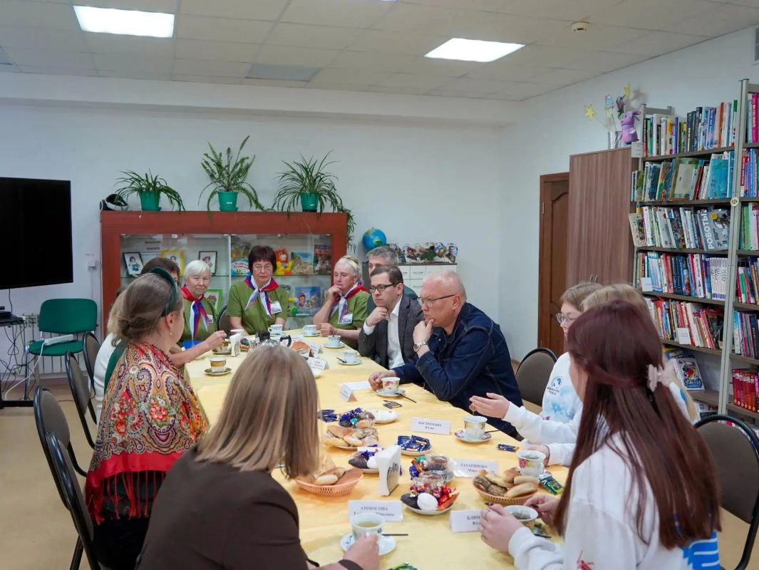Александр Соколов: В поселке Рудничный встретился с волонтерами, которые помогают бойцам специальной военной операции, их семьям Александр Соколов: В поселке Рудничный встретился с волонтерами, которые помогают бойцам специальной военной операции, их семьям