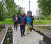 Александр Соколов: Начали работу в Омутнинском районе с возложения цветов к памятнику «Защитникам Отечества» в поселке Восточный