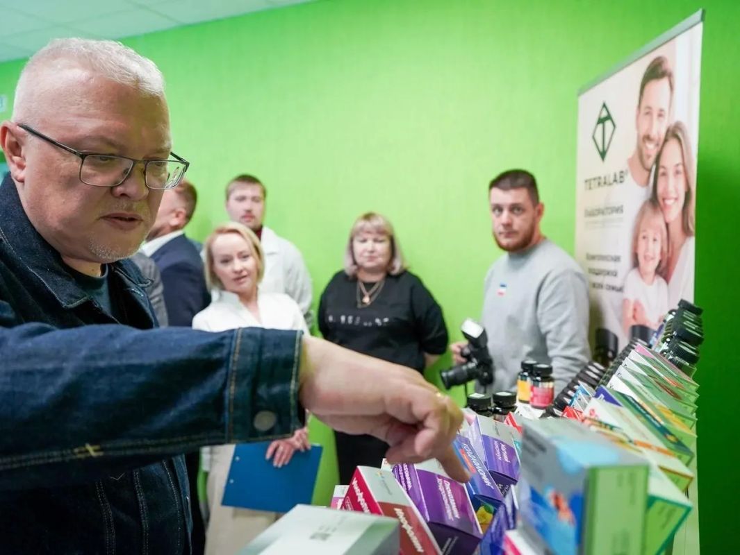Александр Соколов: Начали работу в Омутнинском районе с возложения цветов к памятнику «Защитникам Отечества» в поселке Восточный Александр Соколов: Начали работу в Омутнинском районе с возложения цветов к памятнику «Защитникам Отечества» в поселке Восточный
