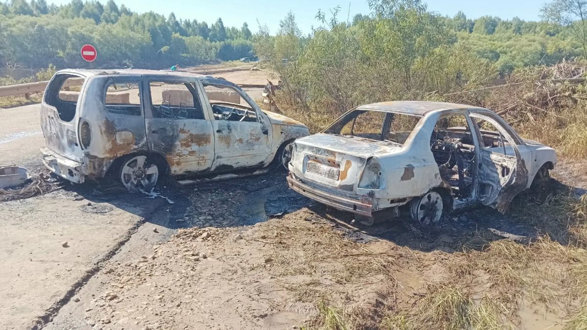 Два атвомобиля сгорели у моста через р.Каму в Верхнекамском районе