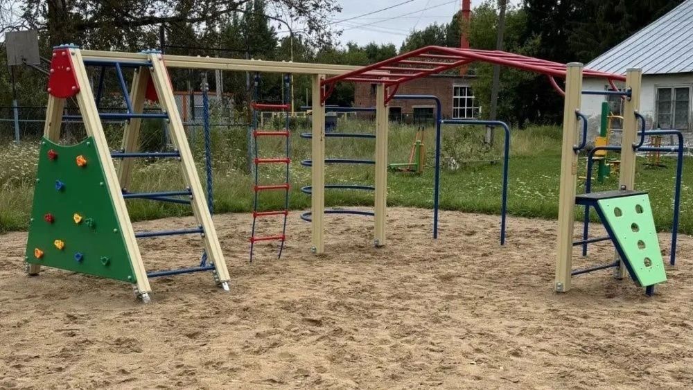 На стадионе в п. Сидоровка установили современное игровое и спортивное оборудование На стадионе в п. Сидоровка установили современное игровое и спортивное оборудование
