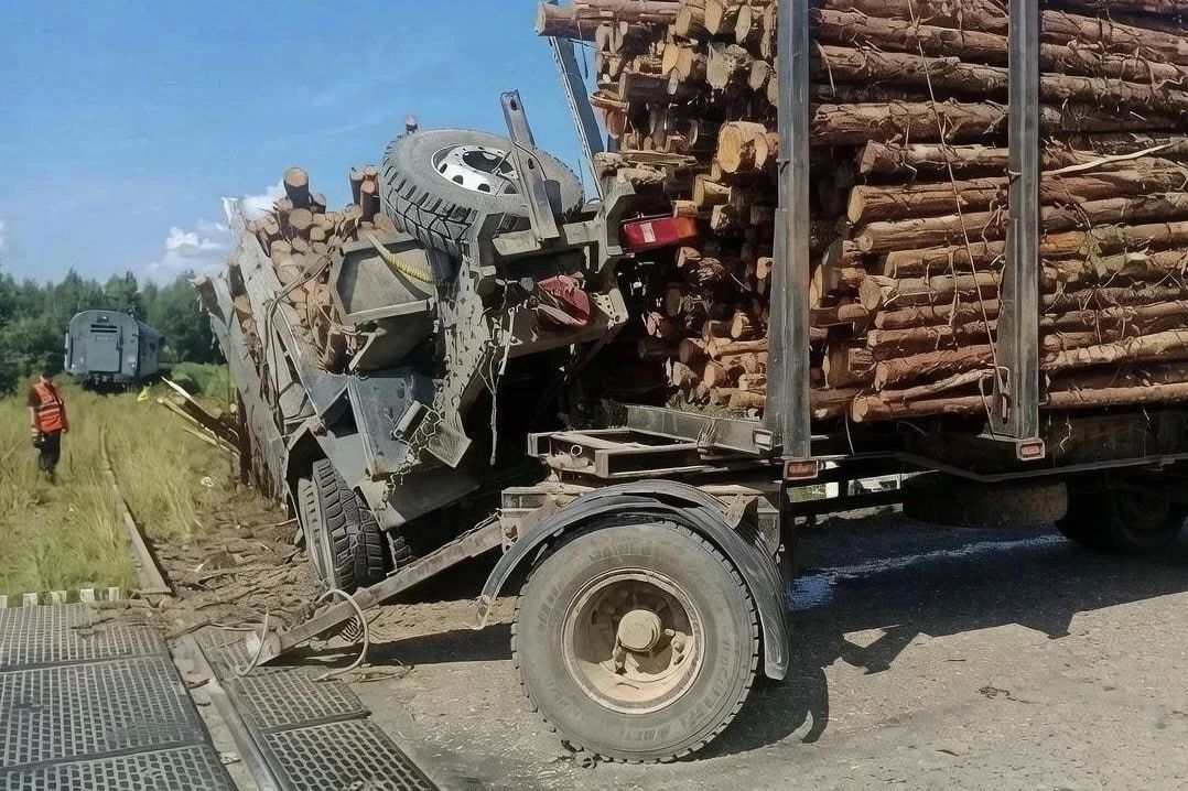 Поезд снес "КамАЗ" на железнодорожном переезде в Кировской области — пострадали два человека Поезд снес "КамАЗ" на железнодорожном переезде в Кировской области — пострадали два человека