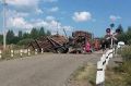 Поезд снес "КамАЗ" на железнодорожном переезде в Кировской области — пострадали два человека