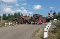 Поезд снес "КамАЗ" на железнодорожном переезде в Кировской области — пострадали два человека