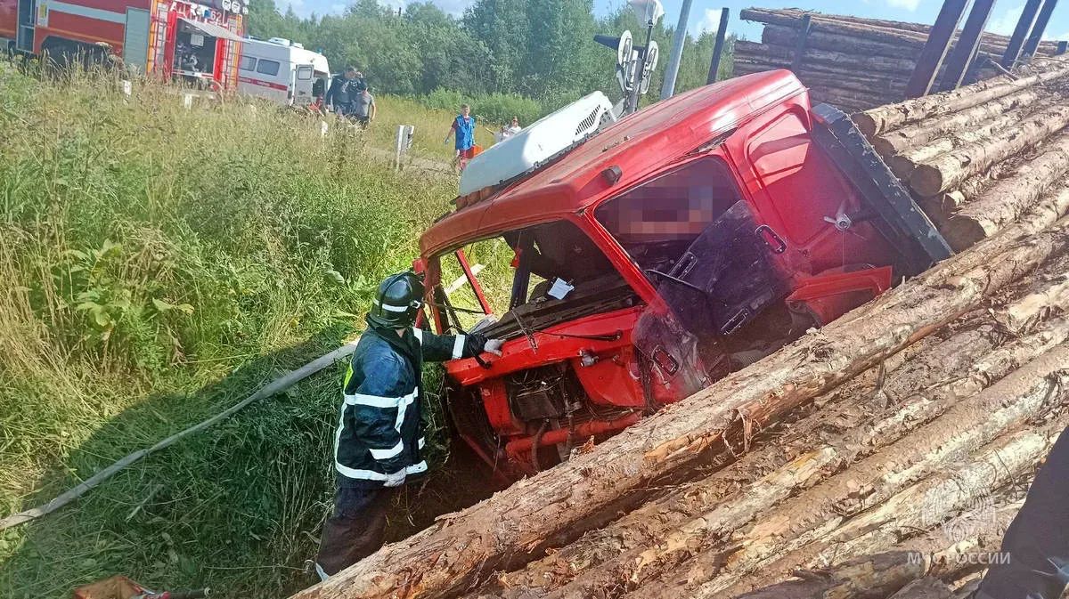 В Верхнекамском районе водителя грузовика зажало в кабине после столкновения с поездом В Верхнекамском районе водителя грузовика зажало в кабине после столкновения с поездом