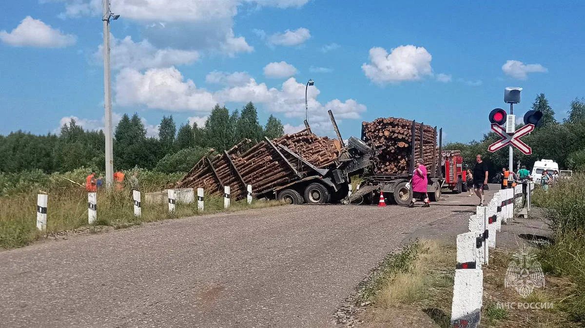 В Верхнекамском округе произошло столкновение грузового автомобиля с железнодорожным составом В Верхнекамском округе произошло столкновение грузового автомобиля с железнодорожным составом