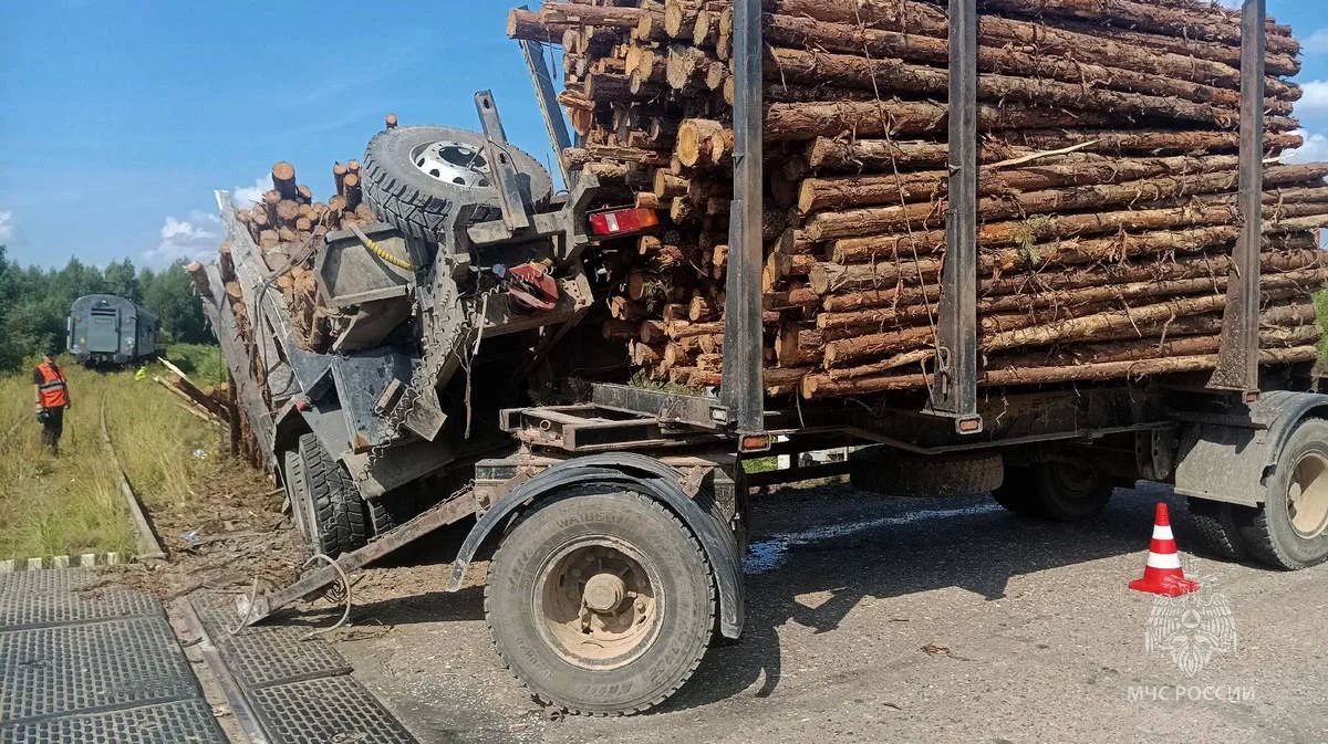 В Верхнекамском округе произошло столкновение грузового автомобиля с железнодорожным составом В Верхнекамском округе произошло столкновение грузового автомобиля с железнодорожным составом