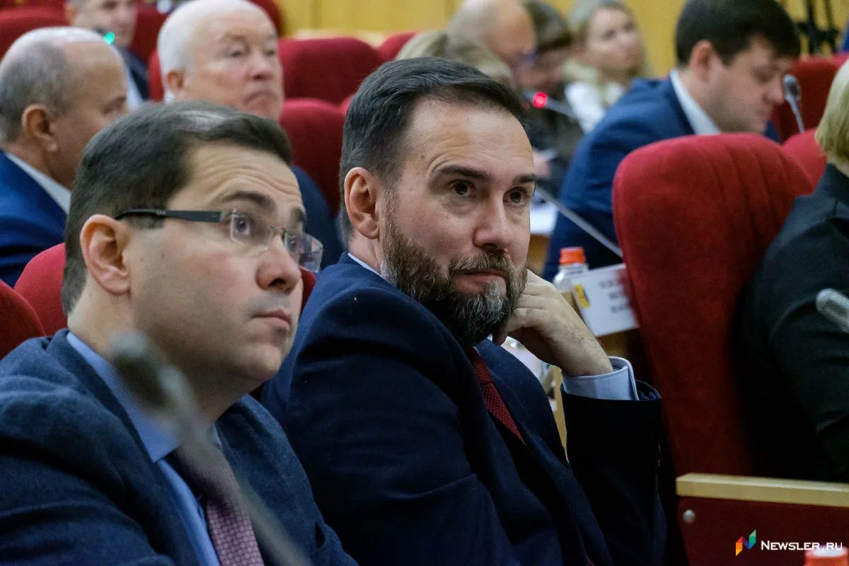Депутат Роман Титов вручил книги коллегам по Заксобранию Альберту Бикалюку и Сергею Мамаеву во время обсуждения поправок в бюджет