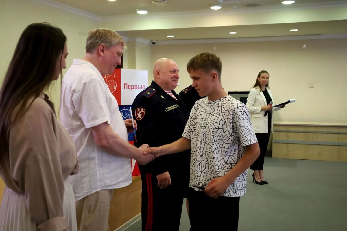 В Кирове продолжается реализация Всероссийской акции «Мы – граждане России», реализуемой совместно МВД России и Движением Первых В Кирове продолжается реализация Всероссийской акции «Мы – граждане России», реализуемой совместно МВД России и Движением Первых