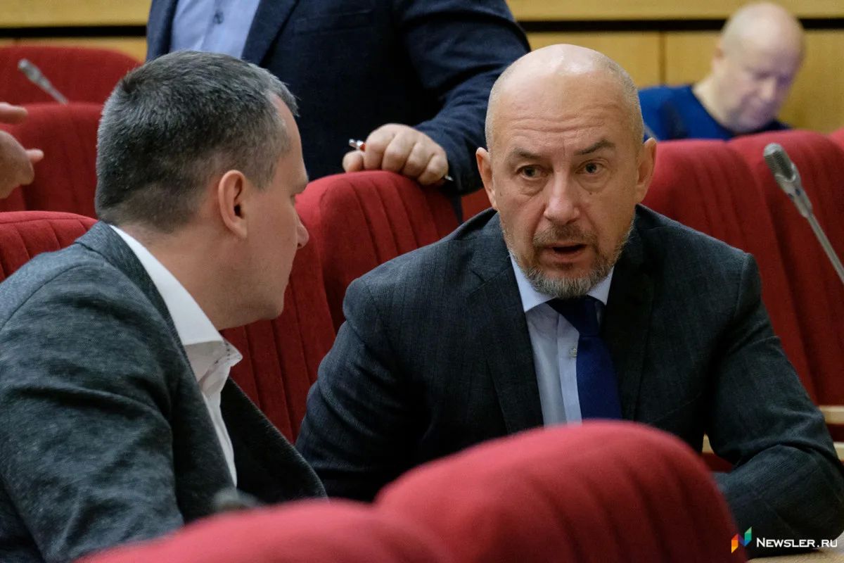 Депутаты Заксобрания Сергей Мамаев и Альберт Бикалюк прокомментировали вручение им книг коллегой Романом Титовым