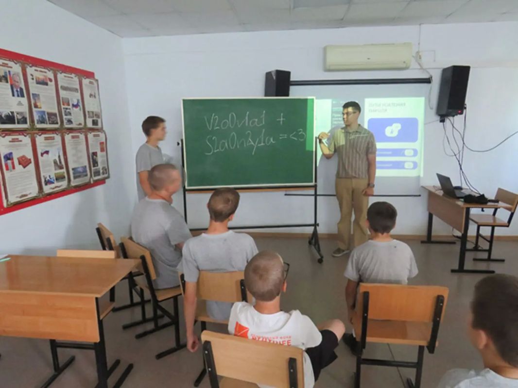 В Центре временного содержания для несовершеннолетних правонарушителей УМВД России по Кировской области в рамках Всероссийской акции МВД России «Каникулы с Общественным советом» для воспитанников проведен урок информационной...