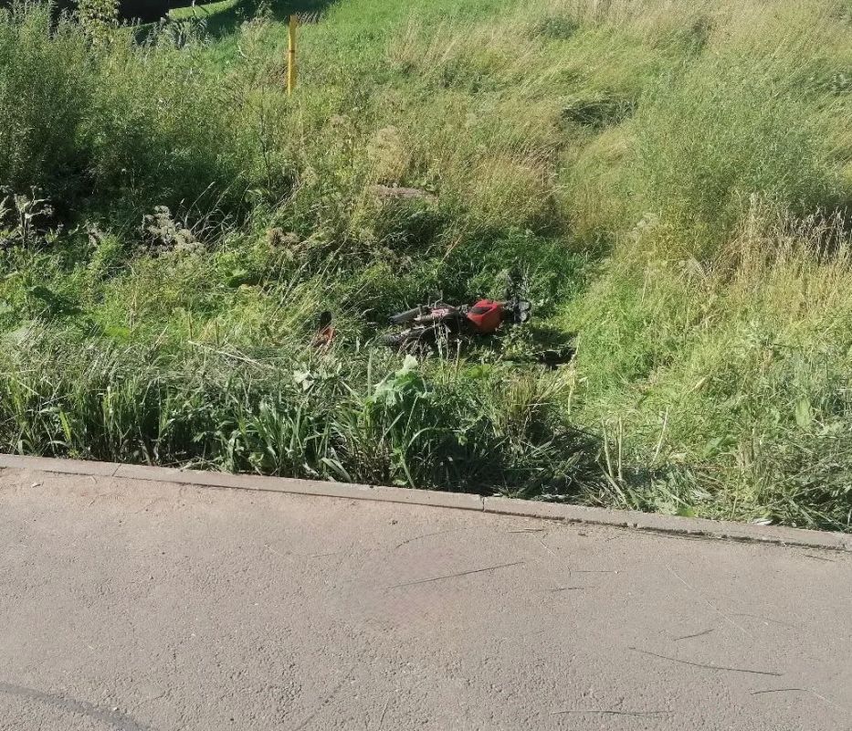 В Нововятском районе Кирова мотоциклист попал в ДТП после наезда на бордюр